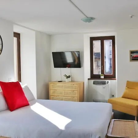 Red - By Myhomeincomo Apartment *