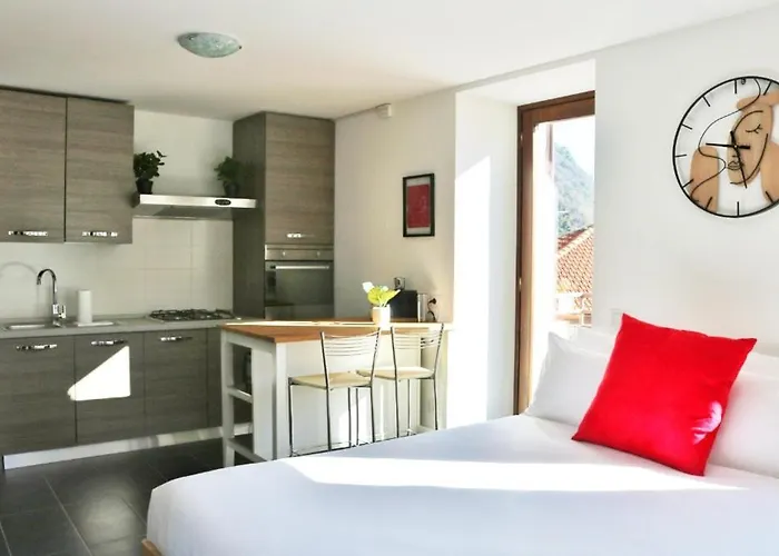 Red - By Myhomeincomo *