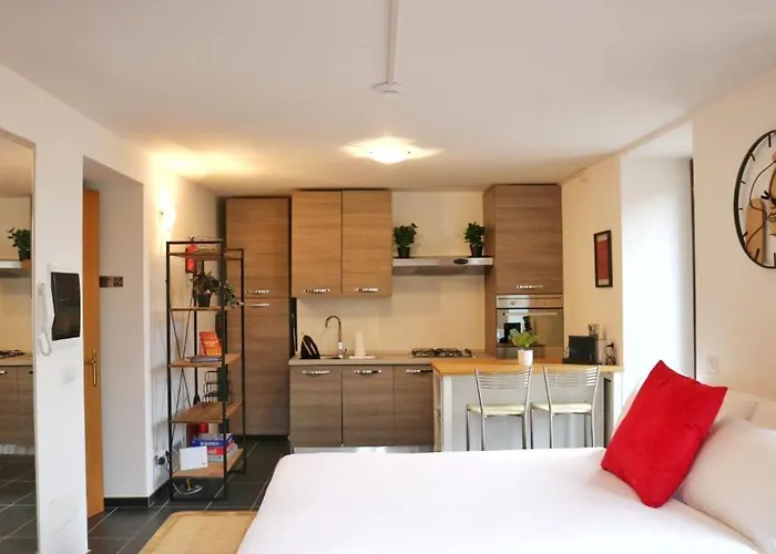 Red - By Myhomeincomo