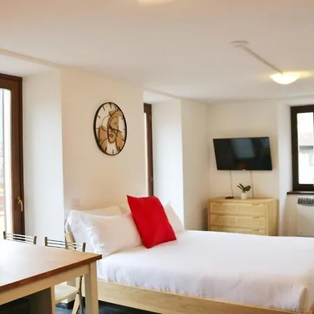 Red - By Myhomeincomo * Argegno