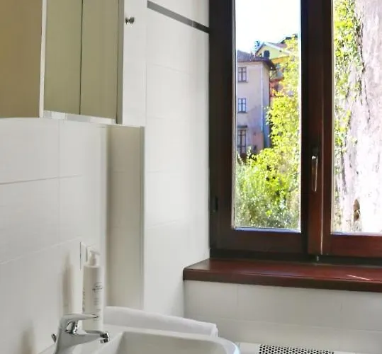 Red - By Myhomeincomo Apartment